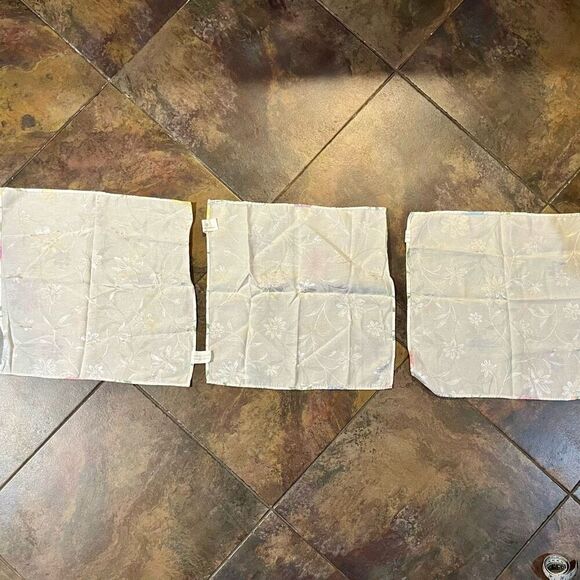 Blooms & Blooms Floral Cloth Napkins Set of 3 - Picture 6 of 14